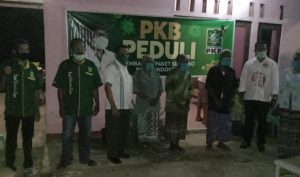 Peduli Covid 19,PAC PKB Kecamatan Maulafa bagi sembako untuk masyarakat kurang mampu.