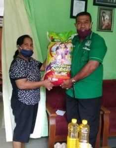 Peduli Covid 19,   Anggota DPRD  Kota Kupang  Ronny Lotu Bagi Sembako Untuk Janda Di Kecamatan Oebobo
