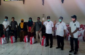 Walikota Kupang serahkan Bantuan Sembako Presiden Bagi Mahasiswa Terdampak Covid 19