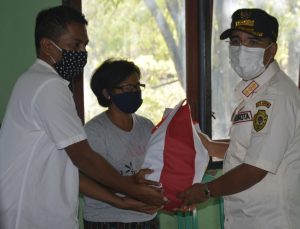 Walikota Kupang Menyerahkan Bantuan Presiden Kepada 19 Mahasiswa  Di  Kayu Putih