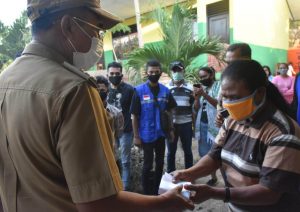 Wali Kota Serahkan Bantuan Bagi Para Korban Kebakaran Mes Guru
