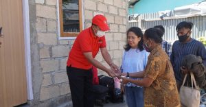 Selesai Dibedah,Wali Kota Kupang Serahkan Kunci Rumah Untuk Ibu Casild