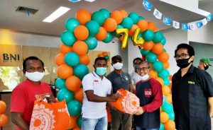 Peringati Ultah ke-74, BNI Maumere Bagi Sembako
