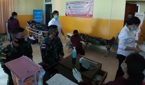 Prajurit Satgas Pamtas RI/ Yonif R 142/ KJ  Lakukan Donor Darah Bagi Masyarakat