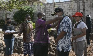 Wali Kota Kupang Mengantar Penerima Bedah Rumah Disambut Haru & Tepukan Tangan Warga