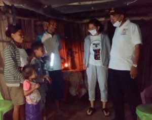 Wali Kota Kupang Susuri Hutan Demi Mengunjungi Rumah Atap Daun Milik Warga Fatukoa