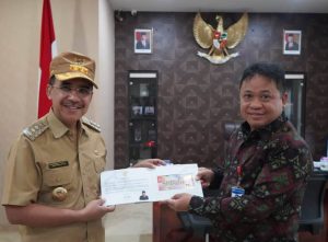 Wali Kota Terima Uang Edisi Khusus Pecahan 75 Ribu Rupiah dari BI