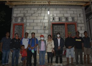 Wali Kota Kupang Antar Tiga Keluarga Penerima Bedah Rumah
