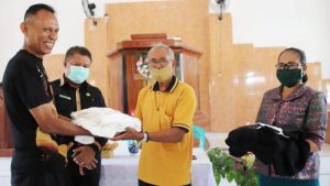 Sekda Kota Kupang Serahkan Bantuan Perlengkapan Ibadah