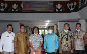Wawali Serahkan Santunan Kepada 49 Pensiunan ASN Kota Kupang