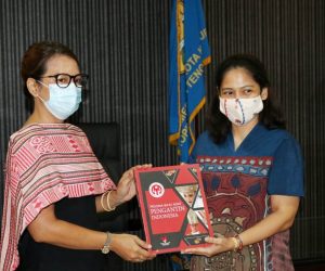 DEKRANASDA &  DWP Kota Kupang Terima Buku Pesona Baju Adat Pengantin Indonesia