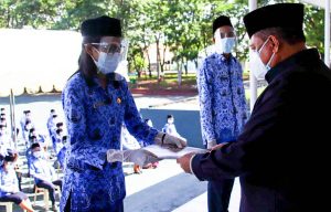 Sekda Resmi  Serahkan SK CPNS   Tahun 2019