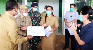 Wagub  NTT  Bagikan  300 Tabung Oksigen Untuk  10  RS Di Kota Kupang Yang Tangani Pasien Covid-19