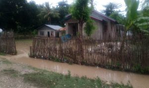 Kapolres Malaka  Kunjungi Warga Desa Mota’ain Paskah Banjir Kali Beninai