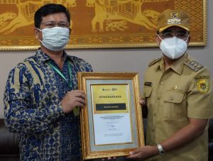 Ditjen Pajak Kantor Wilayah NTT   Serahkan Penghargaan Untuk Walikota Kupang