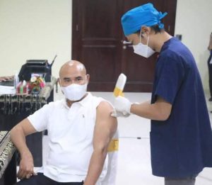 Gubernur VBL Lakukan Vaksin Tahap I