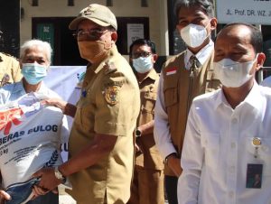 Wali Kota Kupang Serahkan Bantuan Beras PPKM Bagi 22.518 KPM