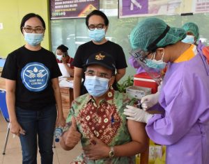 Wali Kota Kupang dan Keluarga Divaksin Covid 19