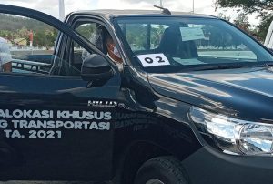 Dorong Pertumbuhan Ekonomi,  Bupati TTU Serahkan Mobil  pick up jenis Hilux  Bagi  6  BumDes.