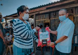 Peduli Covid-19, DPD Lasmura Hanura  NTT Serahkan Bantuan Beras Bagi 100 KK  Kurang Mampu Di Kota   Kupang.