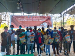 GAMKI dan GMKI  Kerja Sama Dengan Polri  Membagikan Sembako  Untuk Warga Terdampak Covid-19 di Kampus IAKN Kupang