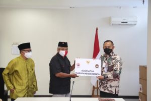 Menko  Kordinator Bidang Pembangunan & Kebudayaan RI Berikan Bantuan 20 Ribu Masker ke Majelis Santri Indonesia