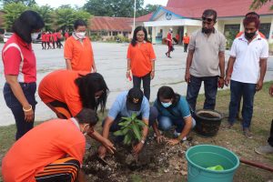 Dukung Program Kupang Hijau, SMAN 5 Kupang Tanam Ratusan Pohon