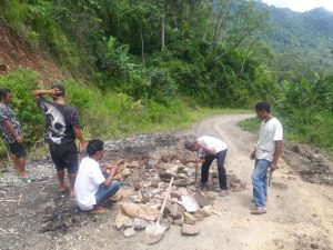 Karang Taruna Rana Mbata Perbaiki Jalan Provinsi yang Rusak Parah di Ruas Bealaing-Mukun-Mbazang