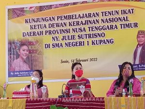 Ketua  Dekranasda  NTT Siap Berikan Bantuan  Modal  Bagi  36 Siswa   SMA I Kupang Kembangkan usaha  Tenun Ikat.