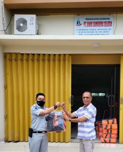 Cegah  Kecelakaan   Penumpang  Kapal, Jasa  Raharja Berikan Bantuan  10 Unit  Lif Buoy  & Lif  Jacket  Untuk  PT.Sinar Samudera Selatan