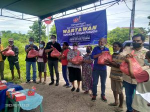 Peringati HPN 2022, Komunitas Wartawan  Peduli Kemanusian NTT  Berbagi Kasih  Bagi  35 KK  Kurang Mampu