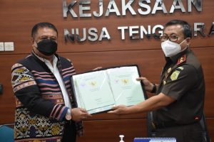 Eksekusi Putusan MA, Kajati NTT Serahkan 32 Sertifikat Tanah Depan Hotel Sasando ke Pemkot Kupang