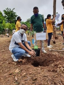 Direktur   PT.Sinar   Samudera Selatan Ajak  Warga NTT   Manfaatkan Lahan Kosong Dengan Menamam Komiditi  Yang Bernilai Ekonomi