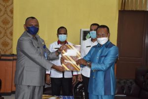 Sekda Obet Laha Ucapkan Terima Kasih Untuk Charles Amekan Atas Karyanya & Minta Kadis Dispenduk Yang Baru Jalankan  Tugas Secara Profesional