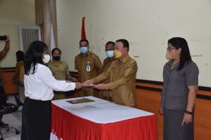 Perkuat Layanan publik, Bupati Kupang  Resmi Serahkan 19  Pegawai Dengan PPK Hasil Seleksi Tahun 2021.
