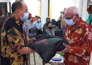 Walikota Serahkan Bantuan Perlengkapan Rumah Ibadah di Kota Kupang