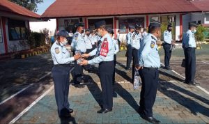 Jaga Imunitas Tubuh Jajarannya, Kalapas Atambua Bagikan Paket Alkes Covid-19
