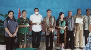 Tingkatkan Layanan Publik,  Wakil Bupati TTU Serahkan Sejumlah  Kartu BPJS  Tenaga Kerja Bagi  Perangkat Desa  & Warga Kaenbaun