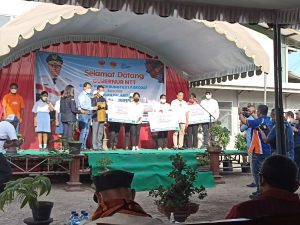 Gubernur VBL   Hadiri  Penyerahan Kredit Mikro Merdeka Bank NTT  &  Sumbangan Dana CSR Di Lembata
