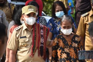 Bedah Rumah Jadi Kado Ultah  Spesial  Untuk Nenek Mayopu