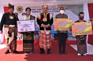 HUT Kota Kupang ke-26, Walikota Serahkan Beasiswa Untuk 1000 Mahasiswa