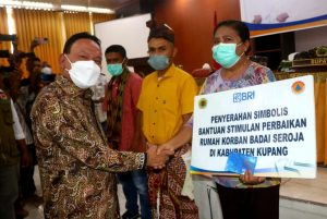 Pemkab  Kupang Singeri Dengan BRI Cabang  Kupang  Serahkan  Bantuan  Seroja  Tahap I Bagi 413  Korban  Seroja