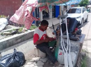 Thomas Mali, Sol Sepatu Penyandang Disabilitas di Belu Yang Tetap Semangat Di Masa Pandemi