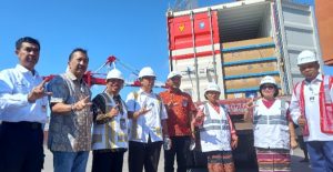 Tekan  Harga Minyak  Minyak Goreng &   Gula Pasir,   Buyung Lalana  Resmi  Lepas   Kontainer  Tol Laut  Subsidi  Minyak Goreng &  Gula Pasir  Bagi Wilayah NTT