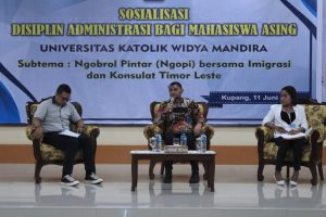 Imigrasi Kupang  Berikan Edukasi Mengenai  Pentingnya Penertiban  Administrasi Mahasiswa Asing