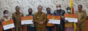 Bupati  Kupang   Serahkan Santunan   Bagi 4 Korban Bencana Alam