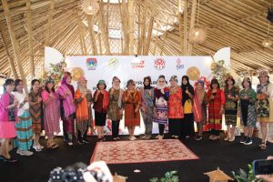 Dukung Pertumbuhan Ekonomi, PKK & DWP Promosi  Tenun Sepe  Di Ladies Program