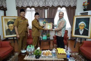 Walikota  Kupang  Resmi Serahkan  Hasil Rakerwil  Apeksi Tahun 2022