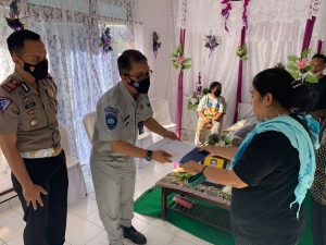 Kepala  PT.Jasa Raharja  Cabang NTT Serahkan Santunan Duka  Bagi Korban Lalu Lintas   Di Kayu  Putih