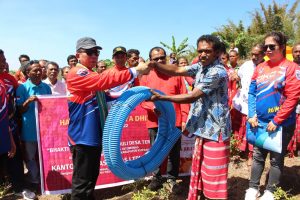 Peduli Sesama, Imigrasi Kupang Serahkan Bantuan  Bagi  Kelompok Tani    Di Desa Fatumonas